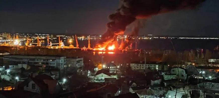 В окупованій росією Феодосії крилатими ракетами уражено ВДК «Новочеркасск». Схоже, він перевозив безпілотники Shahed