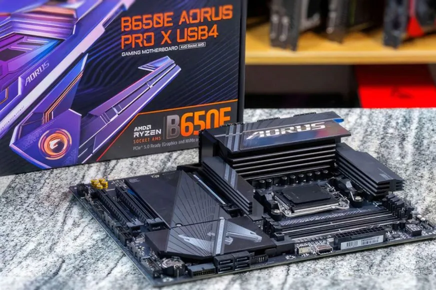 відеокарти вагою до 58 кг витримає нова материнська плата Gigabyte