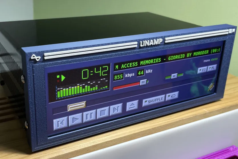 плеєр з інтерфейсом Winamp відтворює музику та керується з сенсорного екрана