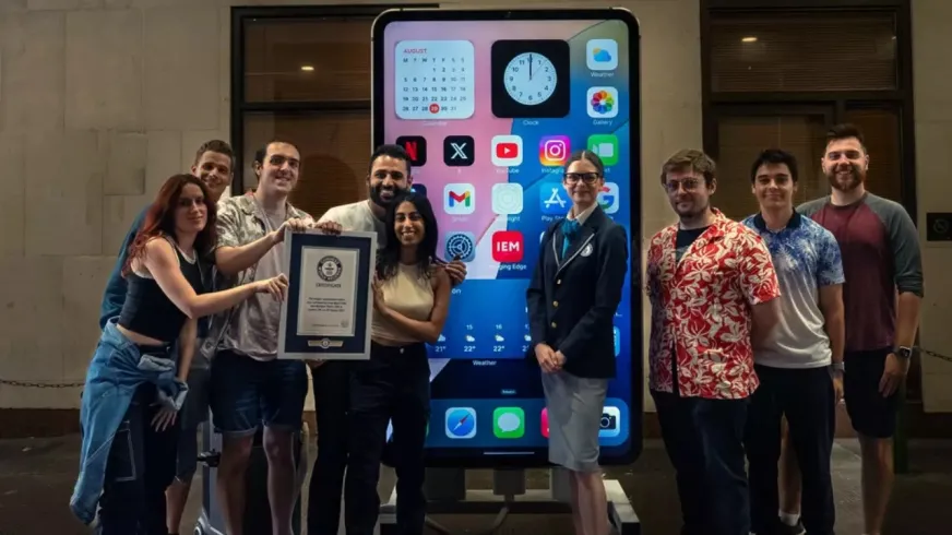 ютубери створили iPhone 15 Pro Max заввишки у 2 метри — і він працює