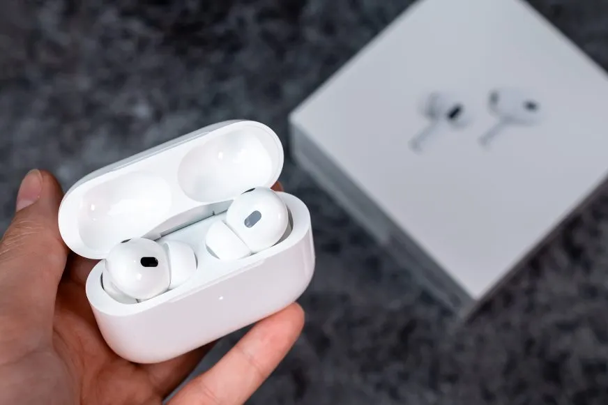 Apple готує два нові пристрої — розумні окуляри та AirPods із камерами. Коли очікувати?
