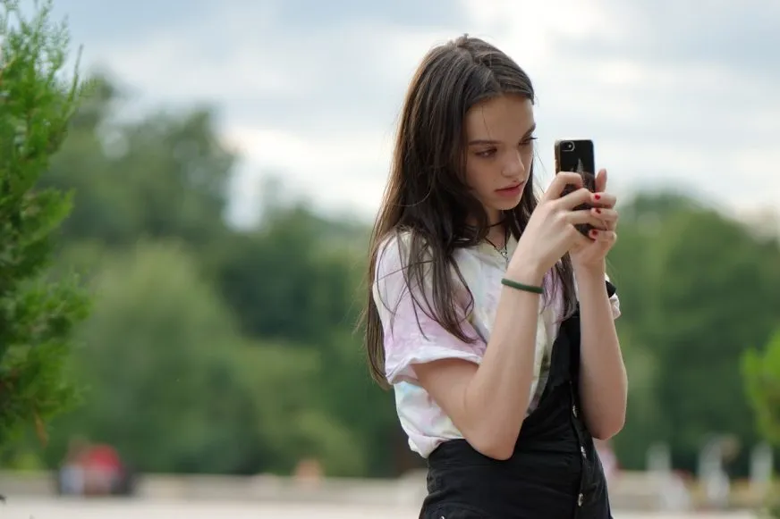 Як припинити хворобливе перегортання новин на смартфоні