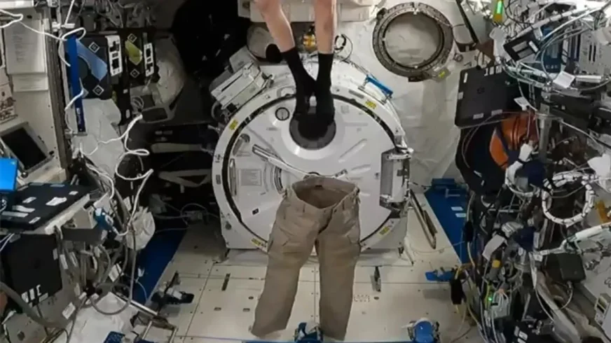 Астронавт NASA продемонстрировал, как надевать штаны в космосе