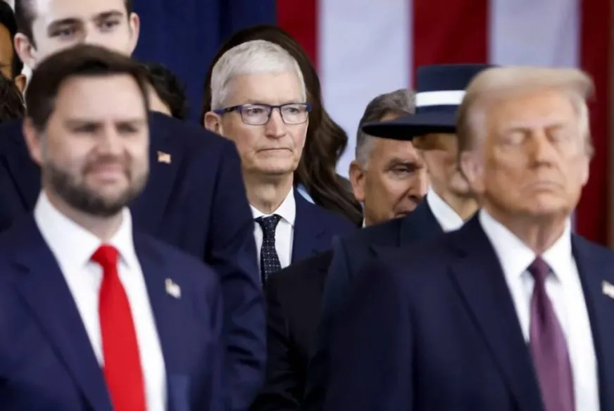 Apple прогнозирует убытки в $900 млн из-за тарифов Трампа