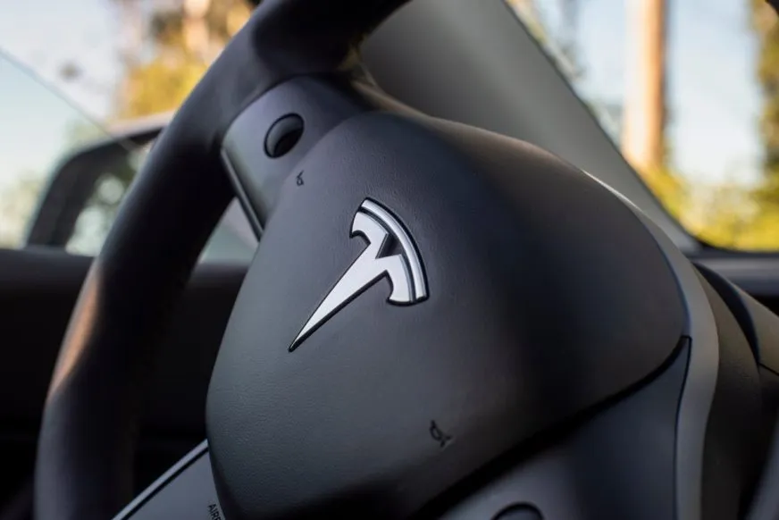 Страхова компанія Tesla звинувачується у масових порушеннях і затримках виплат у Каліфорнії