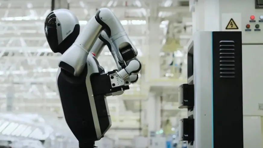 Гуманоидный робот Walker S2 от UBTech может работать круглосуточно, самостоятельно меняя батареи