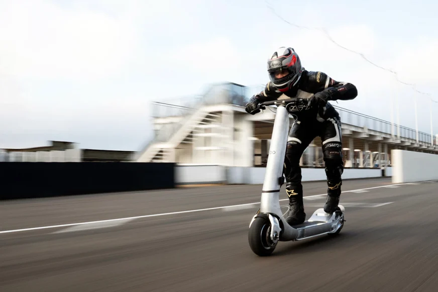 Британська компанія Bo презентувала електросамокат The Turbo з рекордною швидкістю 160 км/год