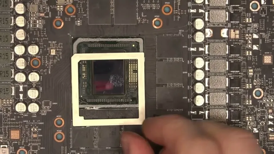 Відновлення AMD Radeon RX 7800 XT після невдалого ремонту: деталі перепаювання