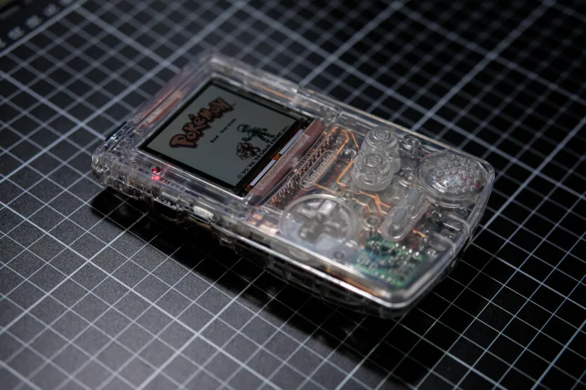 Модерка створила повністю прозорий Game Boy Color із прозорою материнською платою