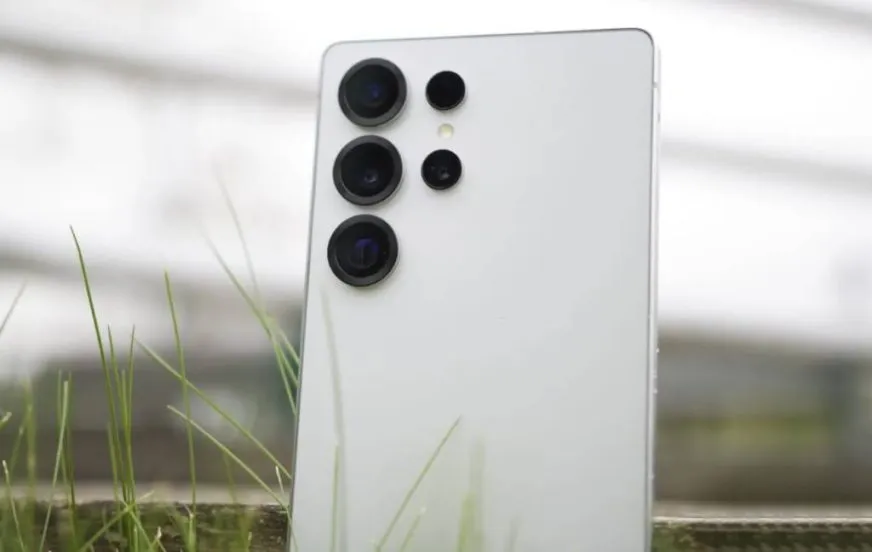 Користувачі One UI 8 Beta зіткнулися з фіолетовим Місяцем через баг у камері