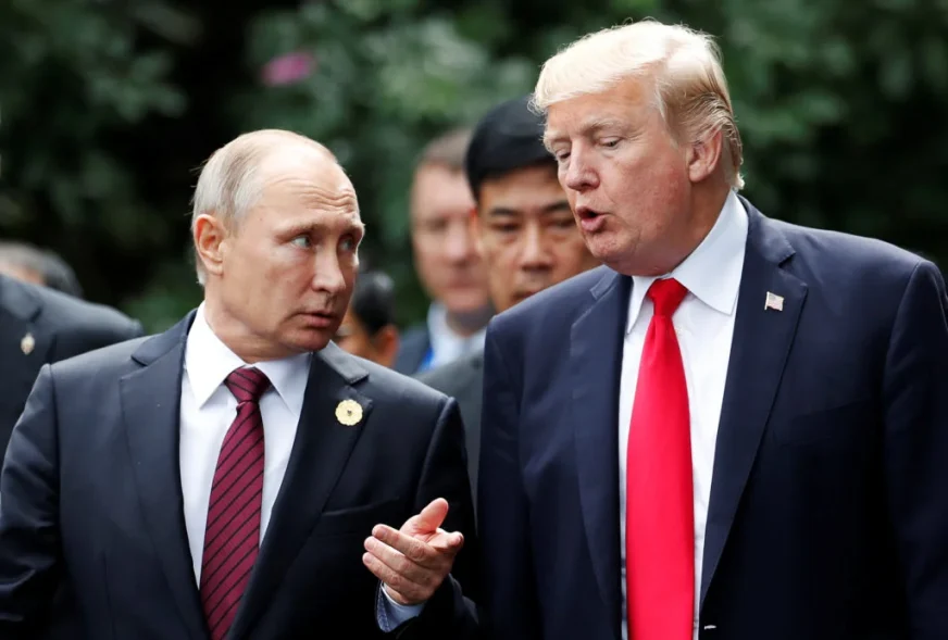 Чоловіка у стилі 80-х на фото із зустрічі Трампа і путіна назвали «мандрівником у часі»