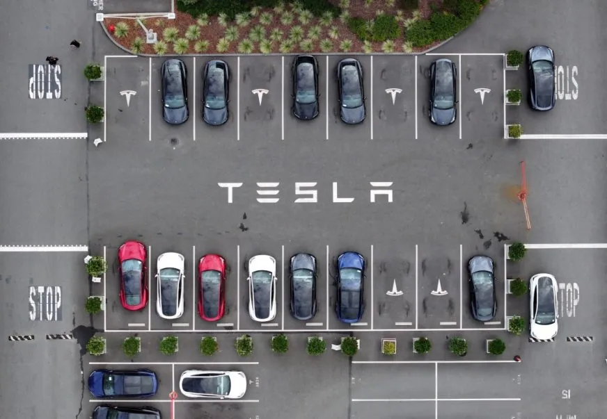 Tesla запускає сервіс замовлення поїздок у Каліфорнії: деталі нової стратегії