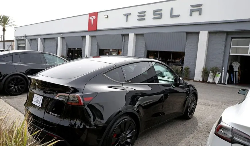 Tesla змінює конструкцію дверних ручок після розслідування щодо безпеки