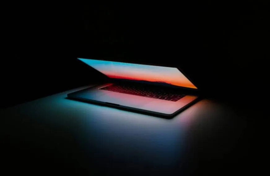 Apple планує випустити MacBook із сенсорним OLED-екраном у 2026 році