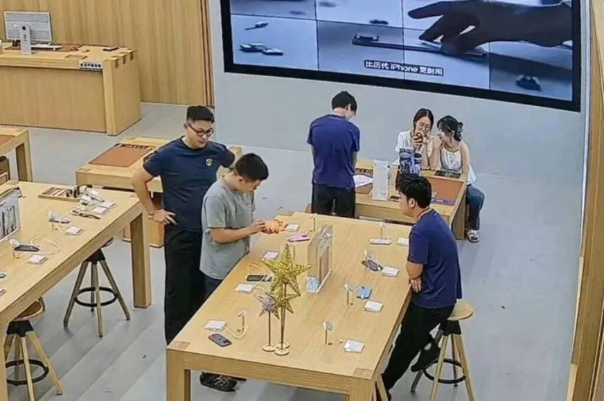 У Китаї покупець сплатив штраф за пошкодження демонстраційного iPhone 17 Pro