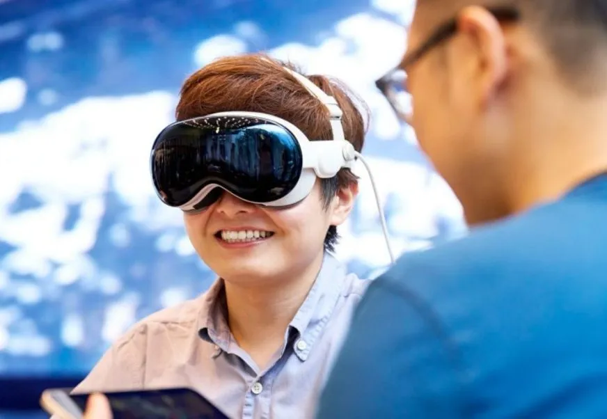 Apple тимчасово припинила розробку Vision Pro заради нових розумних окулярів