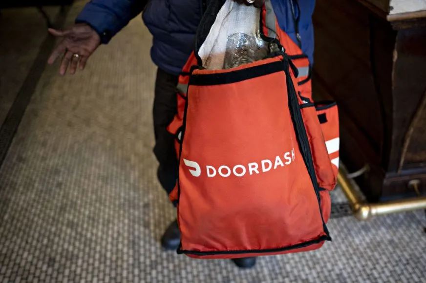 У США кур’єр DoorDash звинувачується у злочині за обробку їжі перцевим аерозолем