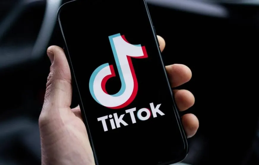 Пользователи массово удаляют TikTok из-за перехода сервиса под контроль США
