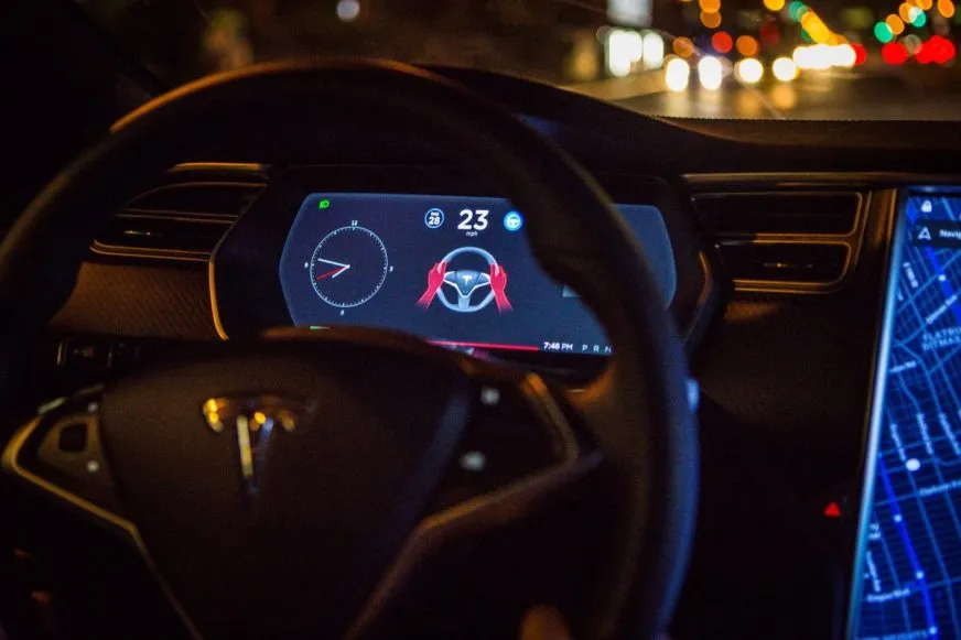 Tesla скасовує Autopilot, розслідування NTSB щодо Waymo та інші зміни у сфері мобільності
