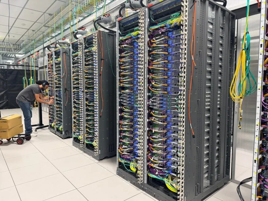 Інноваційний чип Trainium від Amazon: детальний огляд лабораторії AWS та партнерства з OpenAI, Anthropic і Apple