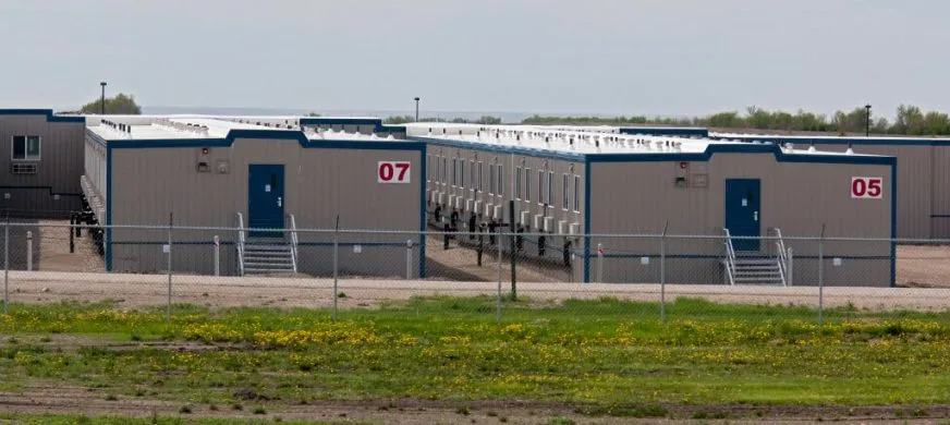 Як власник центру ICE заробляє на будівництві тимчасових містечок для працівників AI-центрів