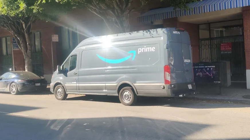 Amazon вводит топливный сбор для продавцов на фоне роста цен на энергоносители из-за войны в Иране