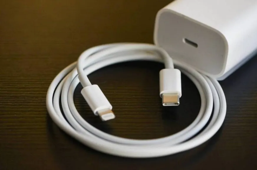 Apple не планирует возвращать зарядный блок в комплекте iPhone: опровержение слухов