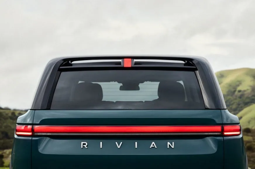Rivian начнет доставку первых электрических SUV R2 уже 9 июня