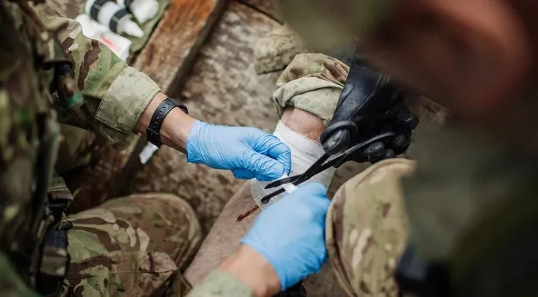МОЗ зніматиме бронювання з медиків на запити Міноборони та командування ЗСУ