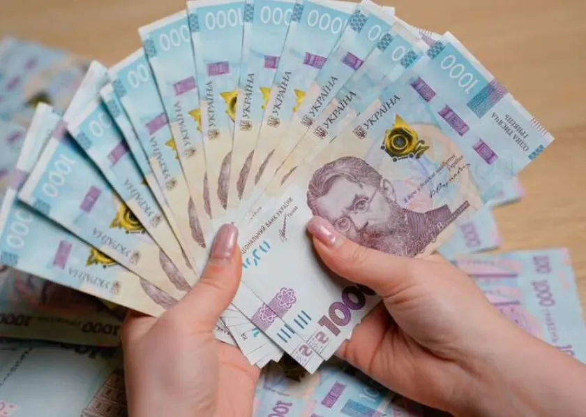 Середня зарплата в Україні у квітні 2026 року зросла до 30 515 грн